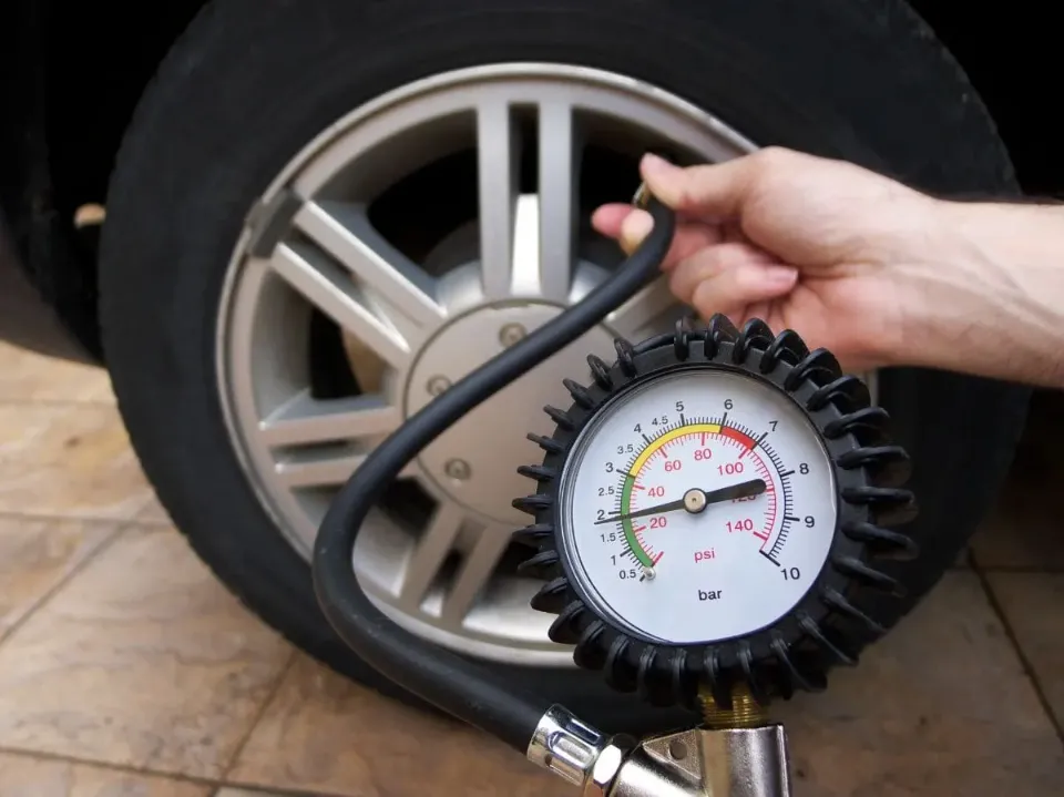 How to Use a Tire Pressure Gauge Let's See