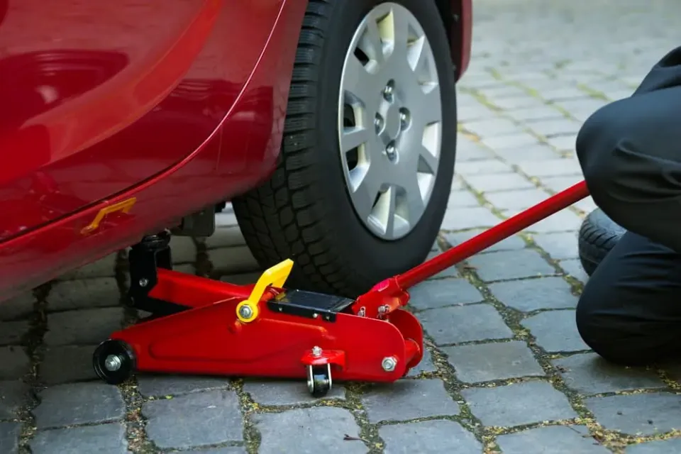 How to Use a Car Jack in Safe Ways
