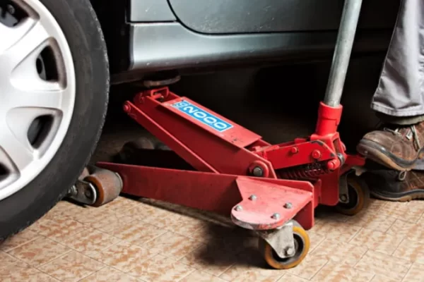 How to Use a Car Jack in Safe Ways?