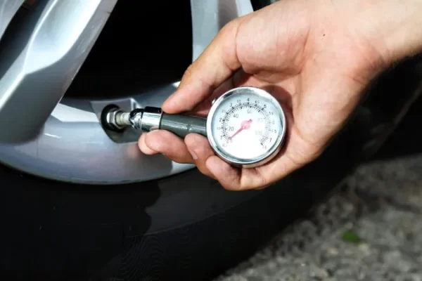 How to Use a Tire Pressure Gauge Let's See