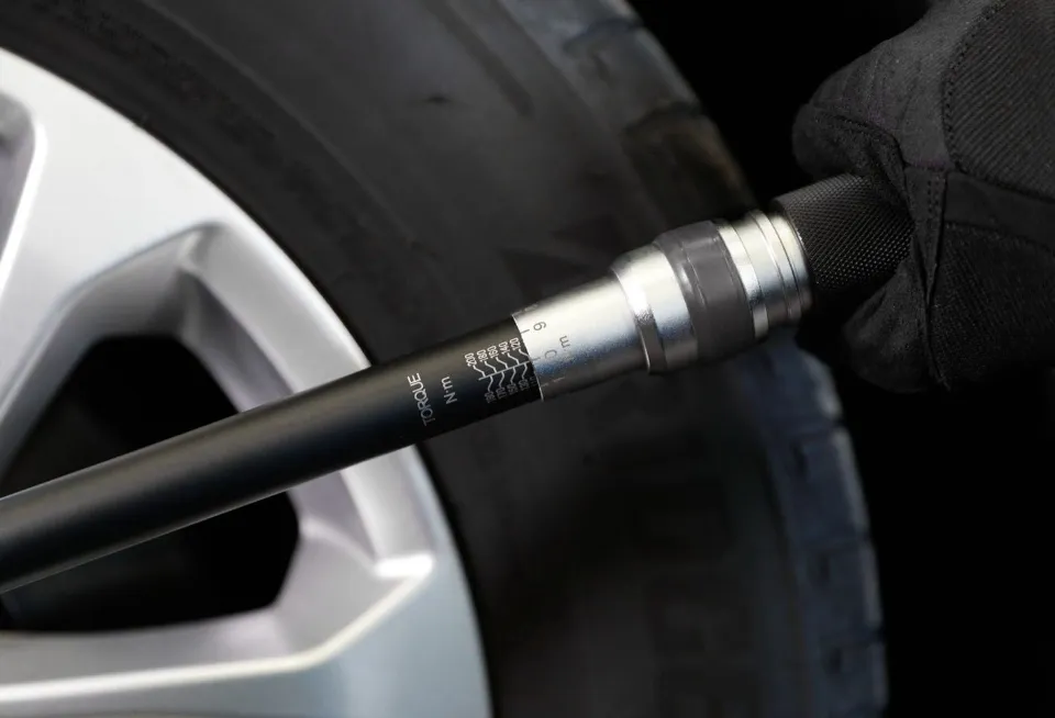 How to use a torque wrench ?
