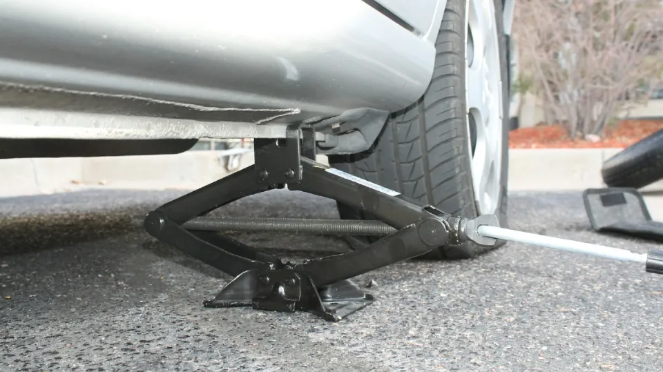 How to Use a Car Jack in Safe Ways
