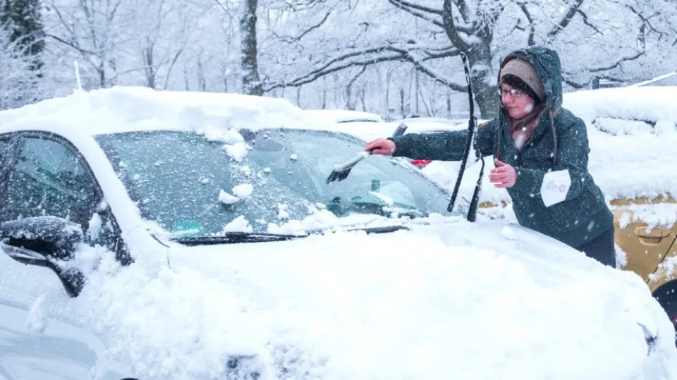 How to Defrost Car Windows? the Do's & Don'ts of Car Defrosting